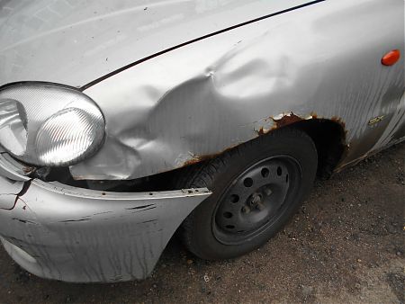 Разбитый бампер и ржавое крыло Chevrolet Lanos